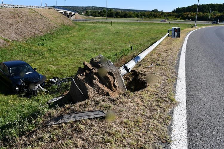 Čeh sletio s ceste i razbio rasvjetni stup – teško ozlijeđen